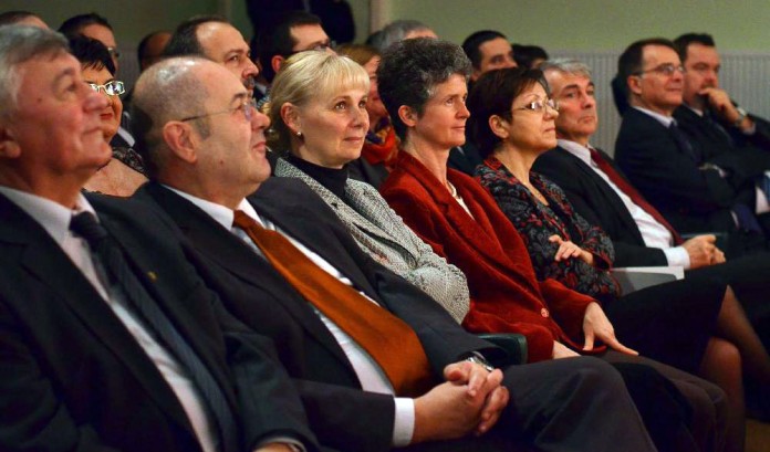 Dudás Károly, a Vajdasági Magyar Művelődési Szövetség elnöke, Pásztor István, a Vajdasági Magyar Szövetség elnöke, Lovas Ildikó, a Magyar Nemzeti Tanács kulturális ügyekkel megbízott tanácsosa, Répás Zsuzsanna nemzetpolitikáért felelős helyettes államtitkár, Pirityiné Szabó Judit, a Közigazgatási és Igazságügyi Minisztérium nemzetpolitikai államtitkárságának főosztályvezetője, Nikowitz Oszkár, Magyarország belgrádi nagykövete és L. Simon László kormánybiztos. Fotó: MTI