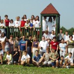 Az egyik Barkóca-tábor résztvevői a Központ udvarában (2003)