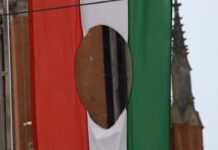 Idén is fellobogott a forradalmi lyukas zászló Eszék főterén