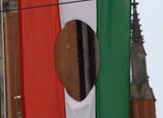 Idén is fellobogott a forradalmi lyukas zászló Eszék főterén