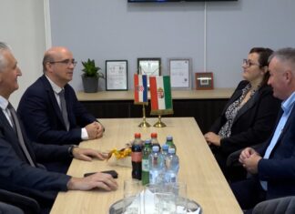 A magyar oktatási intézményekben tett látogatást Maruzsa Zoltán köznevelési államtitkár