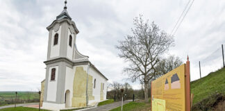 Új információs tábla őrzi Nagybodolya múltját a templom mellett