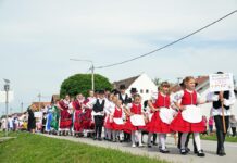 Dječji smijeh i veselje ispunili su Korođ – po deseti put održan Festival dječje pjesme i plesa