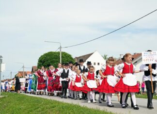 Dječji smijeh i veselje ispunili su Korođ – po deseti put održan Festival dječje pjesme i plesa
