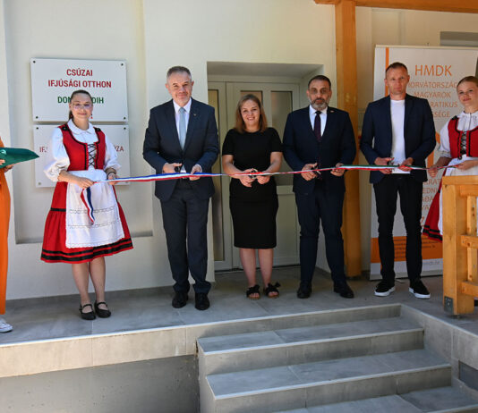 Átadták az újjáépített ifjúsági otthont Csúzán