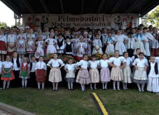 Színes viseletek, gyermeki mosolyok és magyar néptánc Pélmonostoron