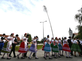 Kraj svibnja u znaku rušenja i plesa oko majpana
