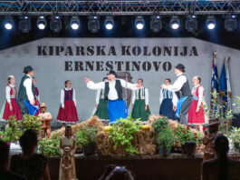 I folklorna skupina iz Laslova nastupila je na susretu naivne umjetnosti u Ernestinovu