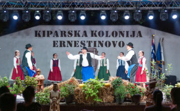 I folklorna skupina iz Laslova nastupila je na susretu naivne umjetnosti u Ernestinovu