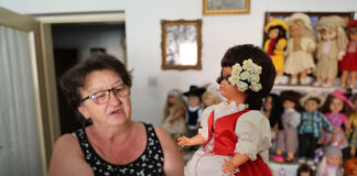 Játékbabák, amelyek egy élet történetét mesélik el