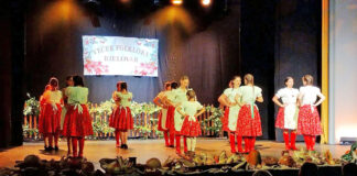 Magyar táncosok a belovári folklóresten